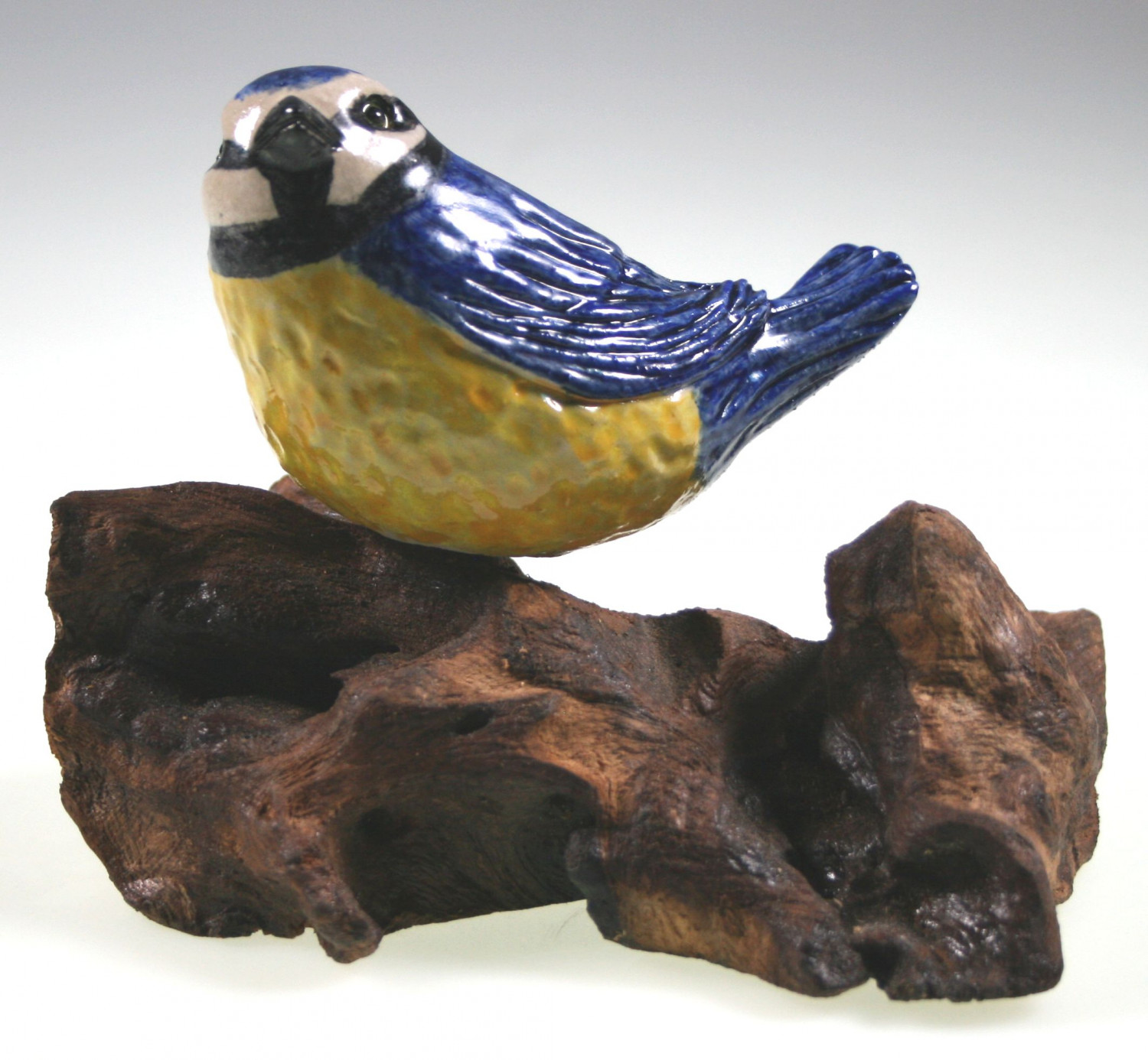 Meise aus Steinzeug auf Wurzelholz 10 cm